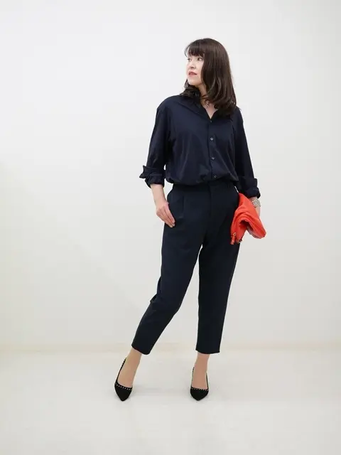 シャツ＆テーパードパンツでワントーンコーデ