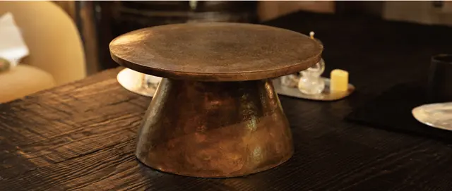 陶器に銀箔をはり、伝統的な祭器を象ったイ・ヘミ氏の作品。大ぶりのコンポート皿としても。（直径36×高さ19㎝）W2,700,000