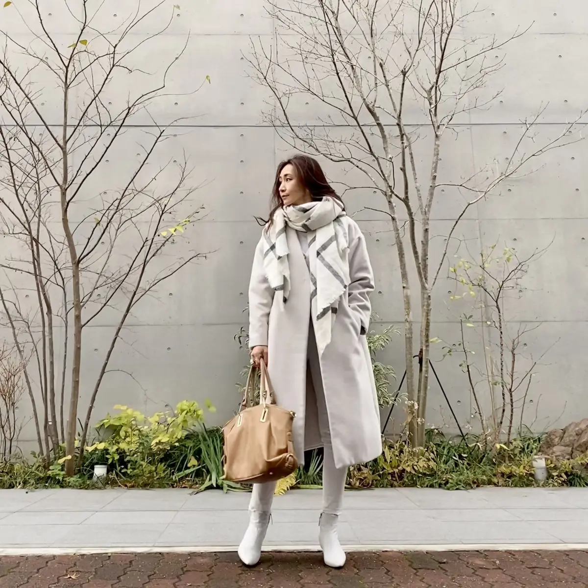 鞄はキャメルでそれ以外は白コーデ