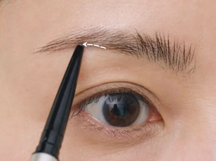 前野さちこさん （ビューティエディター）の美眉メソッド　眉山下のカーブを 横の動きで埋める