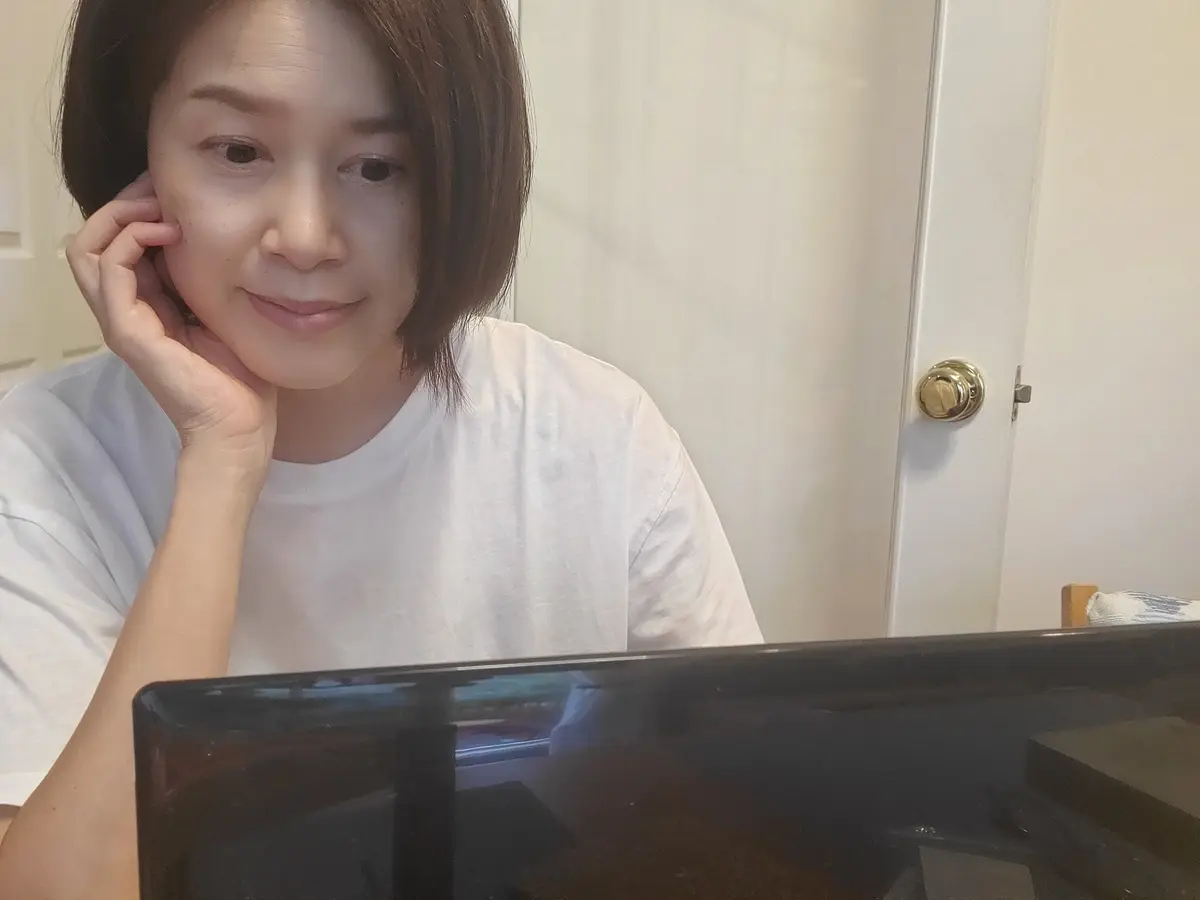 パソコンにむかっている