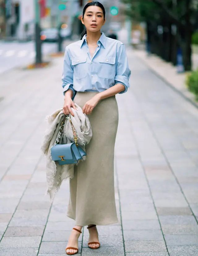 リネン素材のナローラインのロングスカートコーデのゆうき