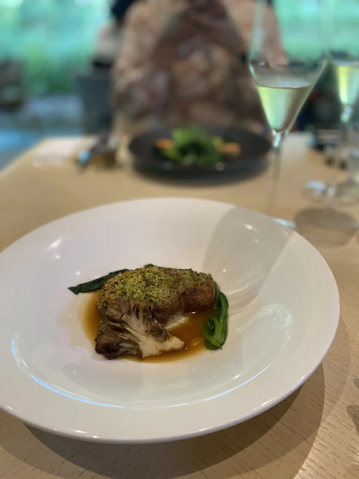 TEIEN Restaurant comodoのメインディッシュ、米澤ポーク肩ロースのペルシャード風パン粉焼き。舞茸と青菜を添え、柑橘風味のフォンドヴォーソースで仕上げた秋の美術館ランチ。