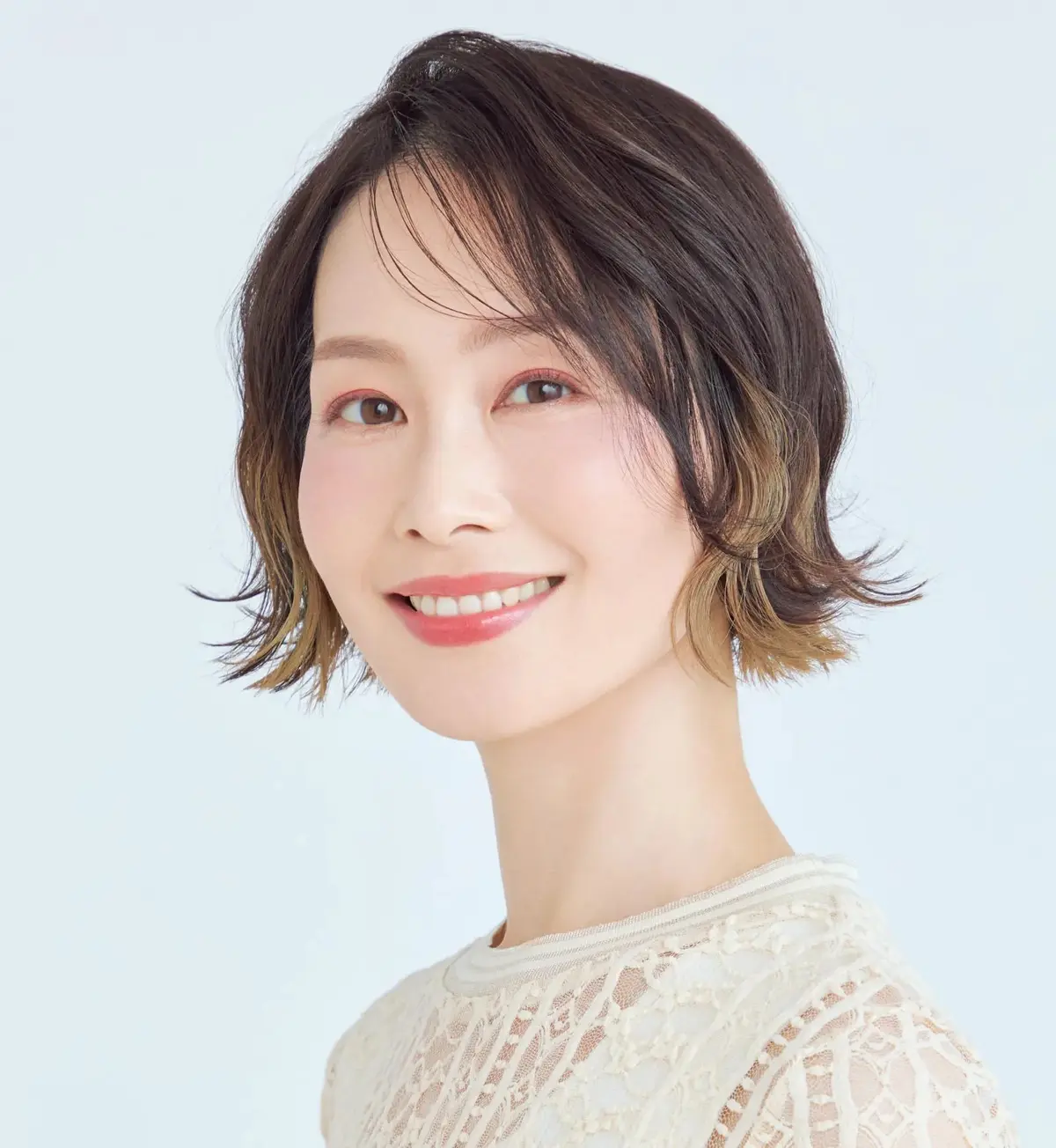 前髪どうしたらいい？40代50代女性に人気の「前髪あり・なし」ヘアスタイル・髪型カタログ【ショート・ボブ・ミディアム・ロングヘア別】