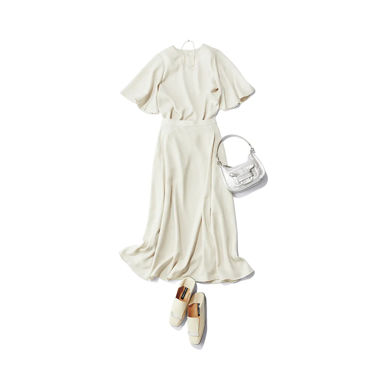 白トップスとスカートのセットアップコーデ