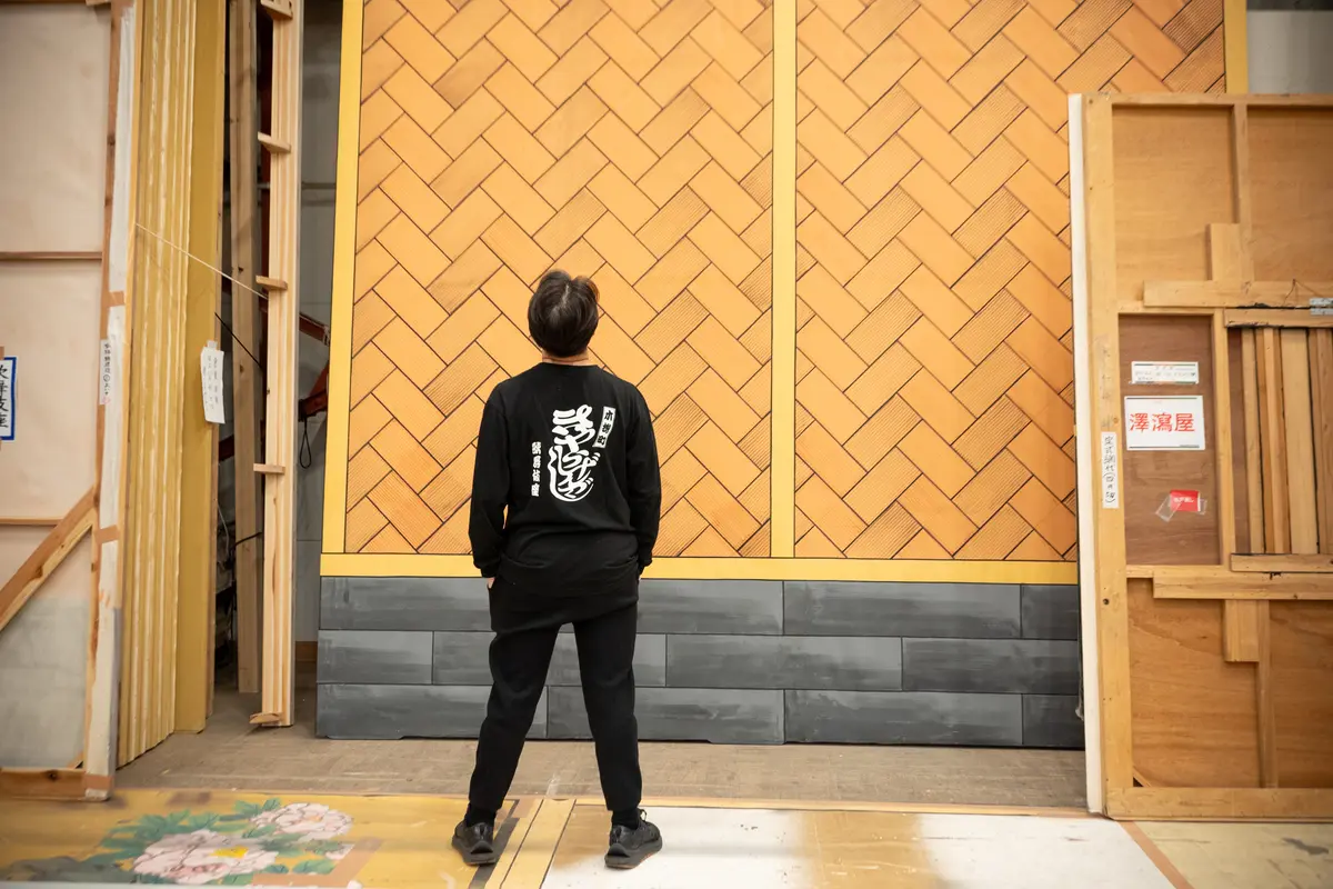 尾上右近　大道具さんが着るトップスを着用