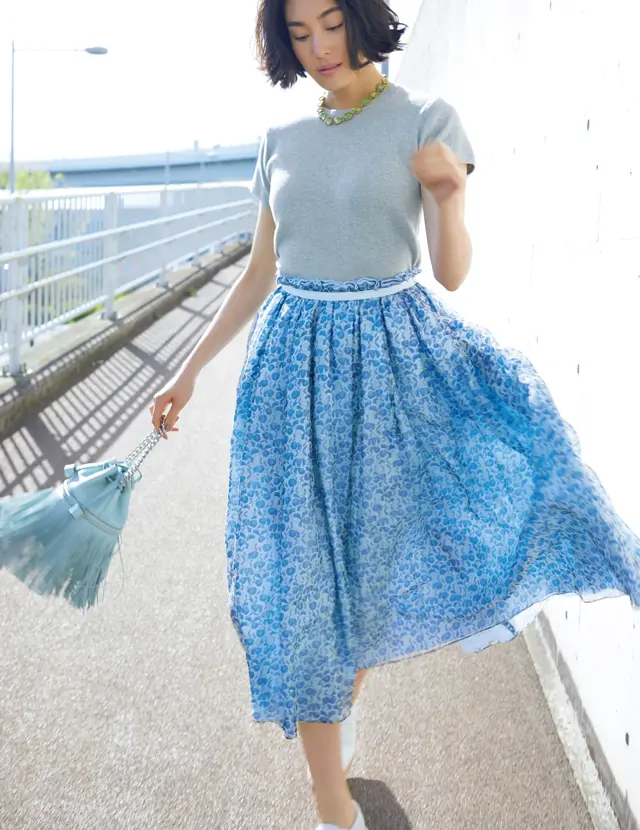 淡いプリント柄のシルクのスカートコーデのLIZA