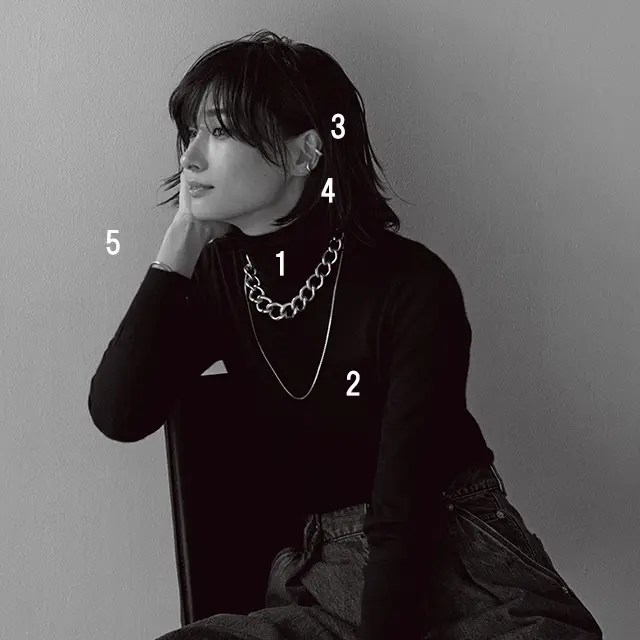 太さの異なる2 本のチェーンが 今っぽいコントラストを生んで