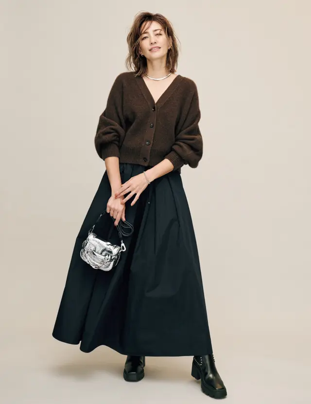 カーディガン￥47,300・スカート￥48,400／デパリエ ニュウマン新宿店