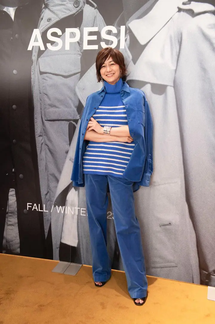 上下青のスタイリングが決まっている富岡佳子さん