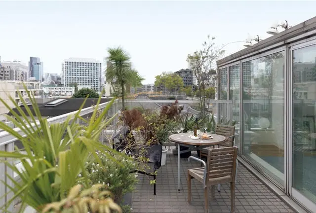 広いリビングダイニングと気持ちのいいテラスでおもてなし