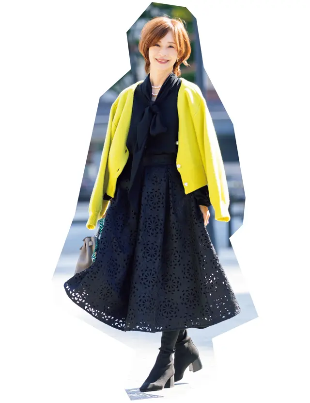 「肌が明るく見える」と友人にいわれたきれい色ニット。黒コーデに合わせて華やかに