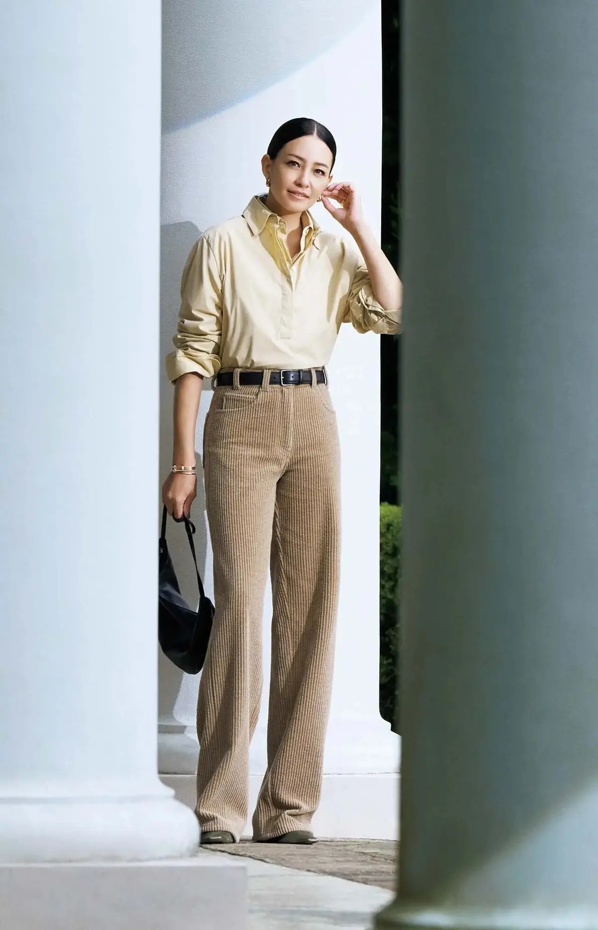 この秋は「シャツの重ね着」でこなれ感アップ！ベージュパンツとあわせた一歩先いく旬バランスコーデ