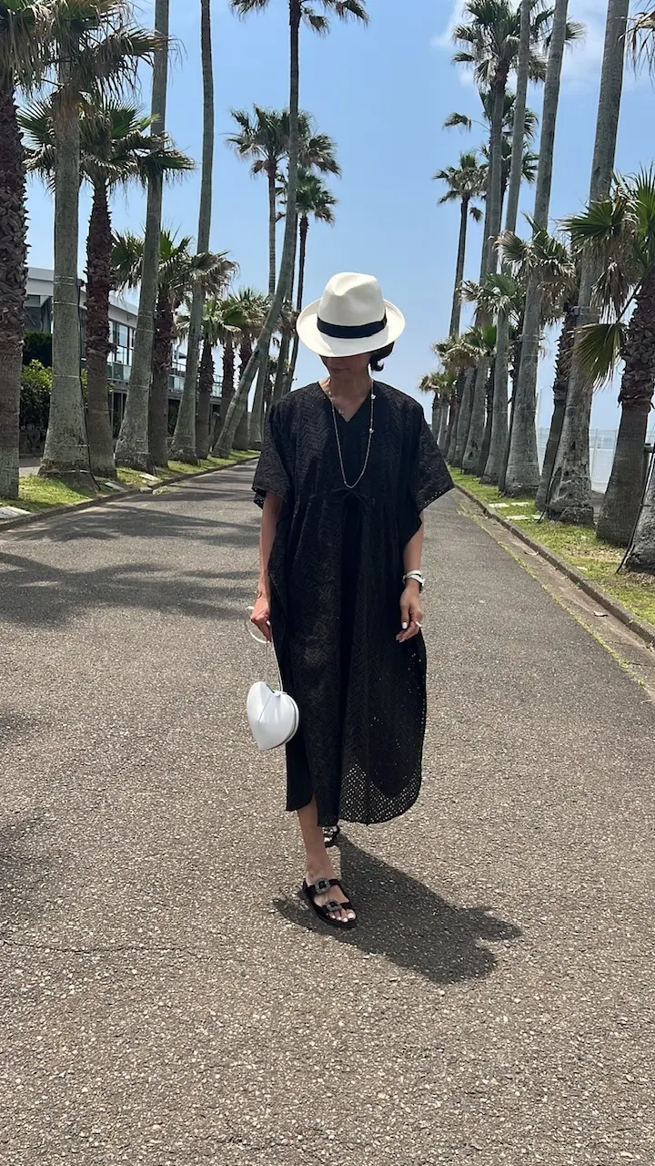 夏の黒ワンピースコーデの画像_5