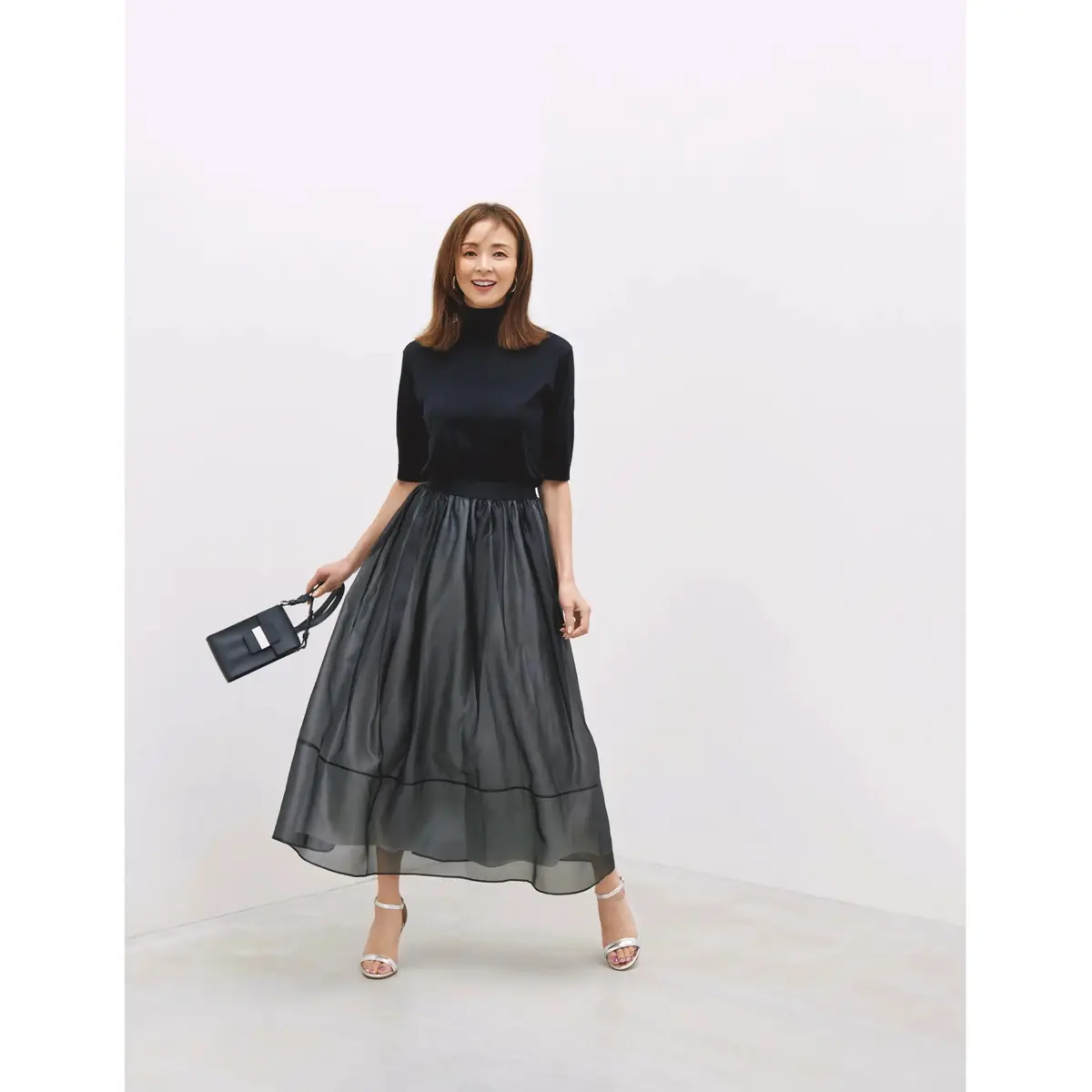 今っぽく涼しげなモノトーンスタイルから初夏のムードを満喫できるメッシュカーディガンまで【50代の1週間コーデ】