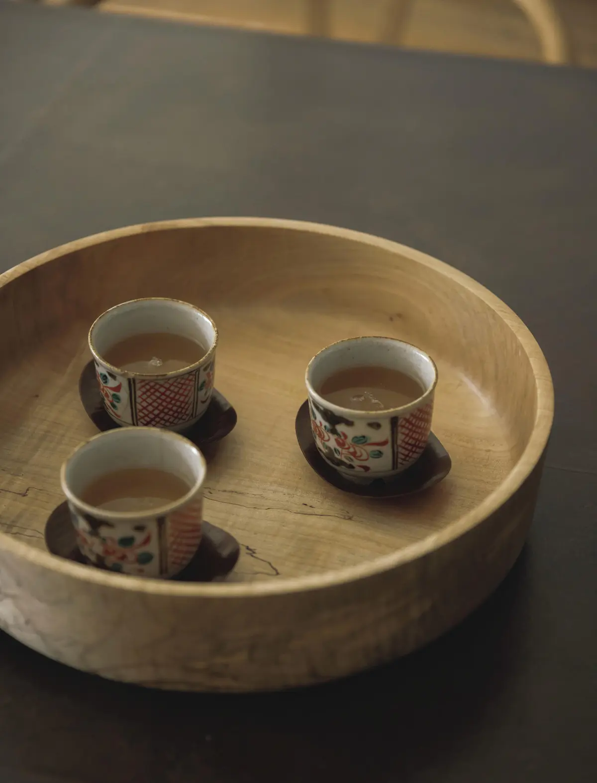 【50代の実家問題】美しく経年変化する素材を用いてリノベーション。“自分らしく住み継ぐ”という選択　野村友里さん　トレイは盛永省治作、湯のみは曽祖父から譲り受けた