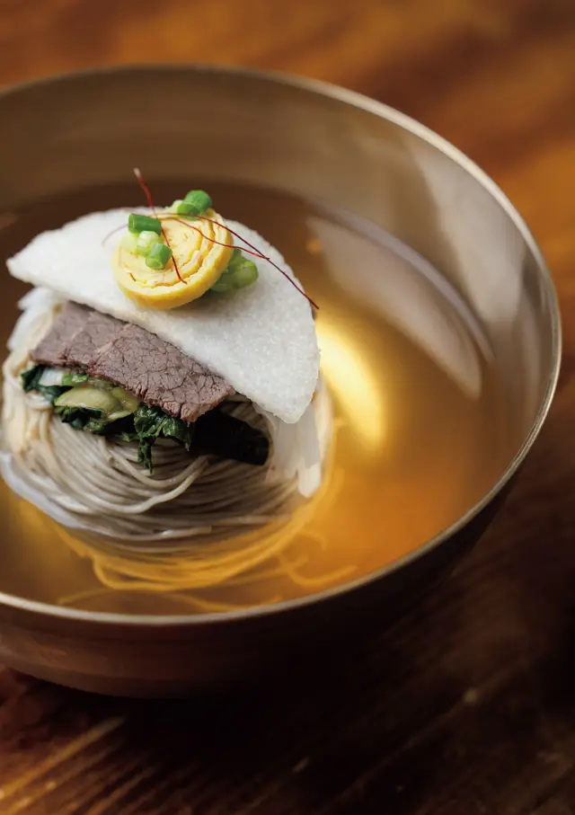 「平壌冷麵」W16,000。透き通ったユクスは牛骨を使わず、肉だけで煮出した証し。コクのある牛だしが胃にしみわたる