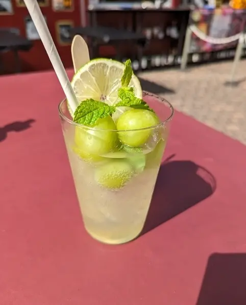 果実カクテルBAR「シャインマスカットソーダ」（ノンアルコール）