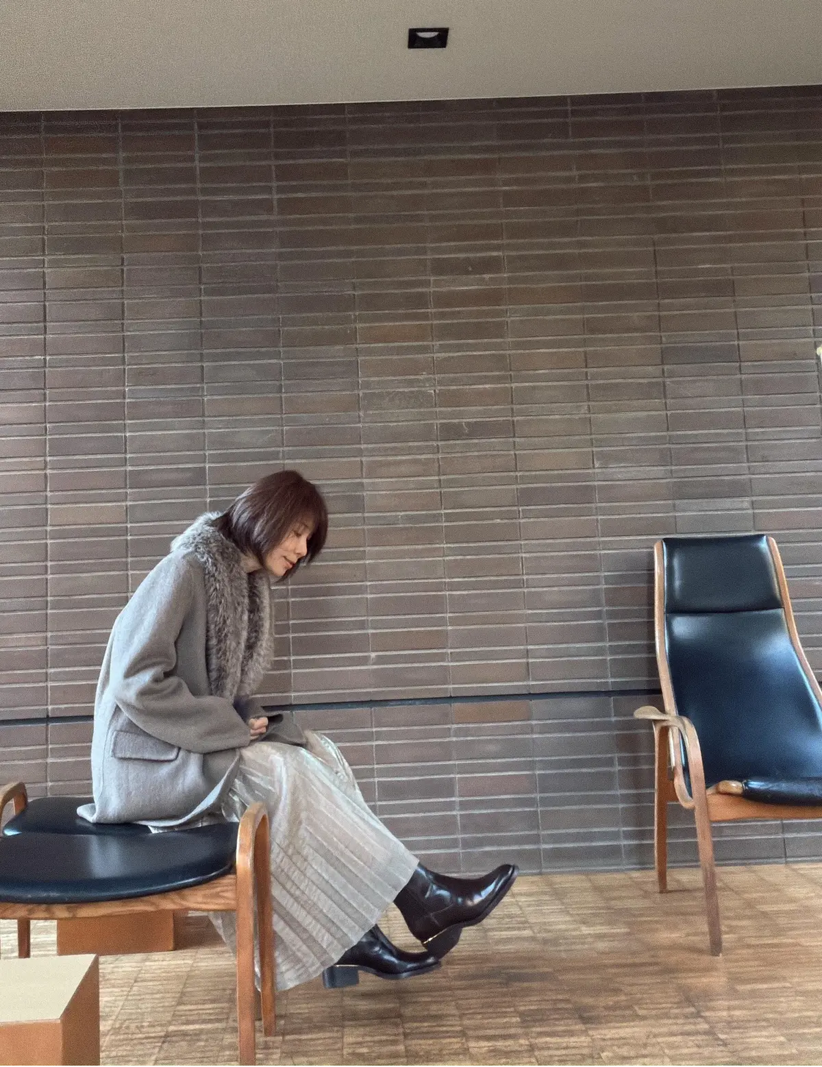 ZARAセール ザラ　ファーコート　プリーツスカート  ワンピースコーデ　ブラウンコーデ　ハーフブーツ　ZARAコーデ　ショートブーツ　モカ色　 jマダムのおしゃれ　ZARAブーツ　ZARAコート