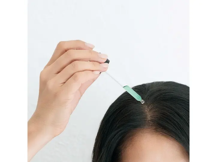 スポイトにとり、5〜10カ所に分けて頭皮に塗布