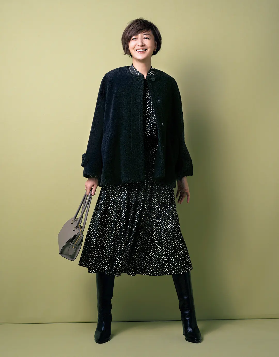 カジュアルなボアコートはあえてフェミニンなセットアップに重ねて