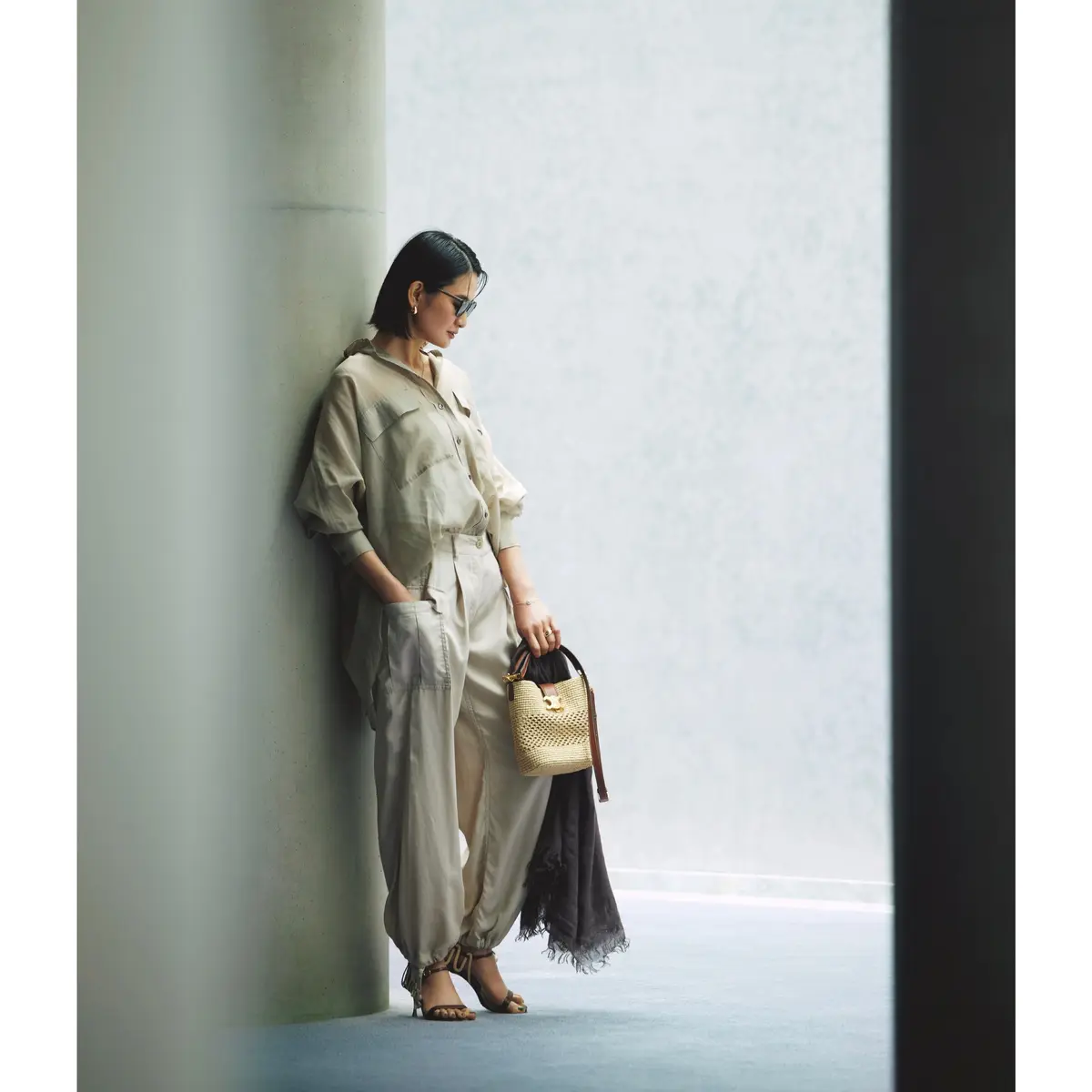 ベージュシアー素材のワークシャツにベージュ裾絞りパンツを合わせたカジュアルコーディネート　モデル・渡辺佳子