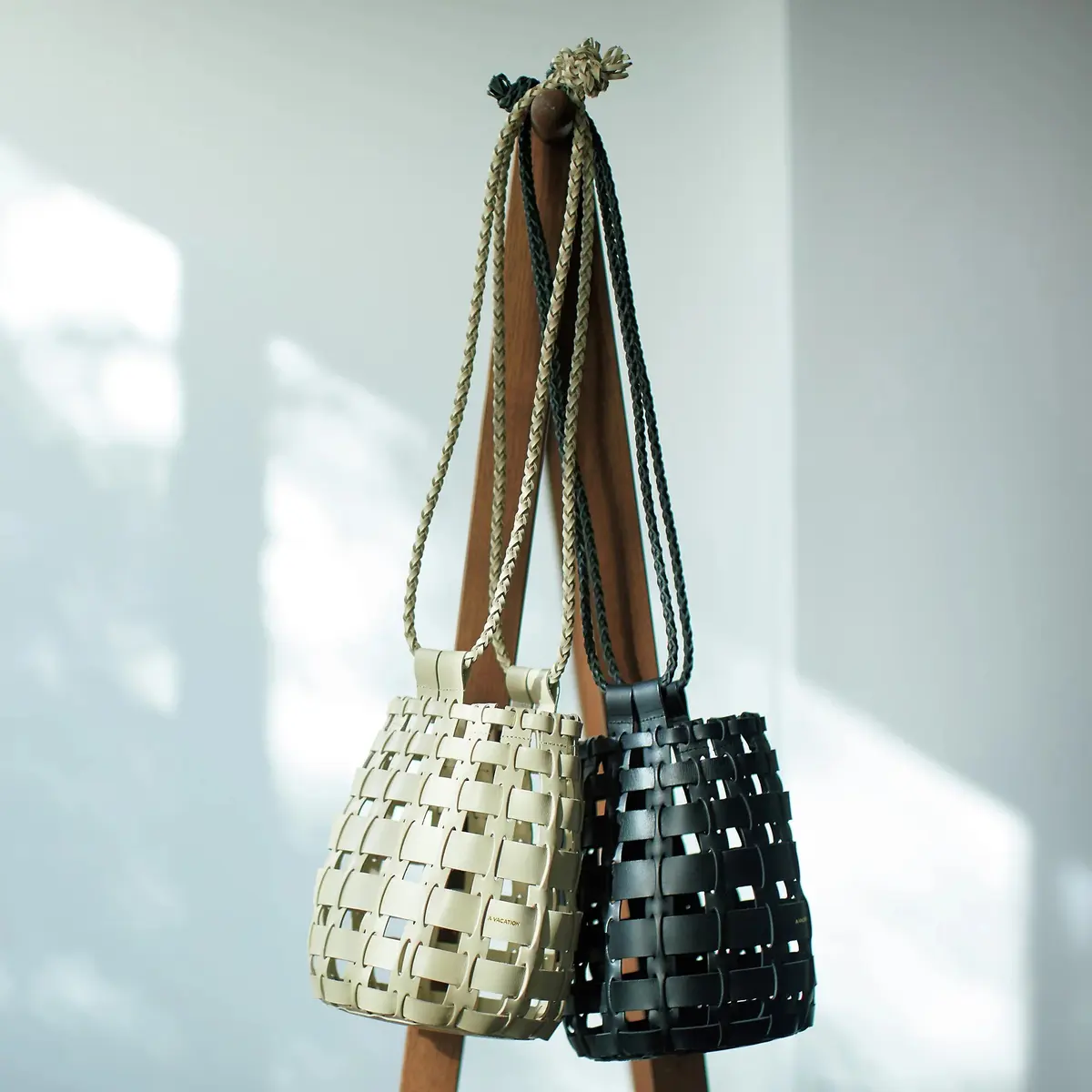 A VACATION レザーメッシュバッグ ￥53,900