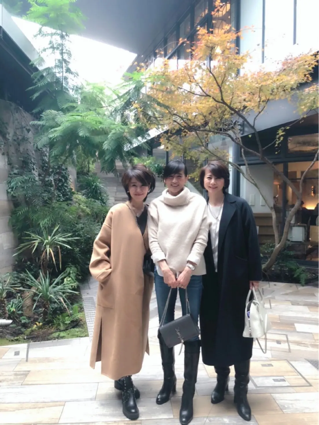 チェーンバッグ×ロングブーツの画像_3