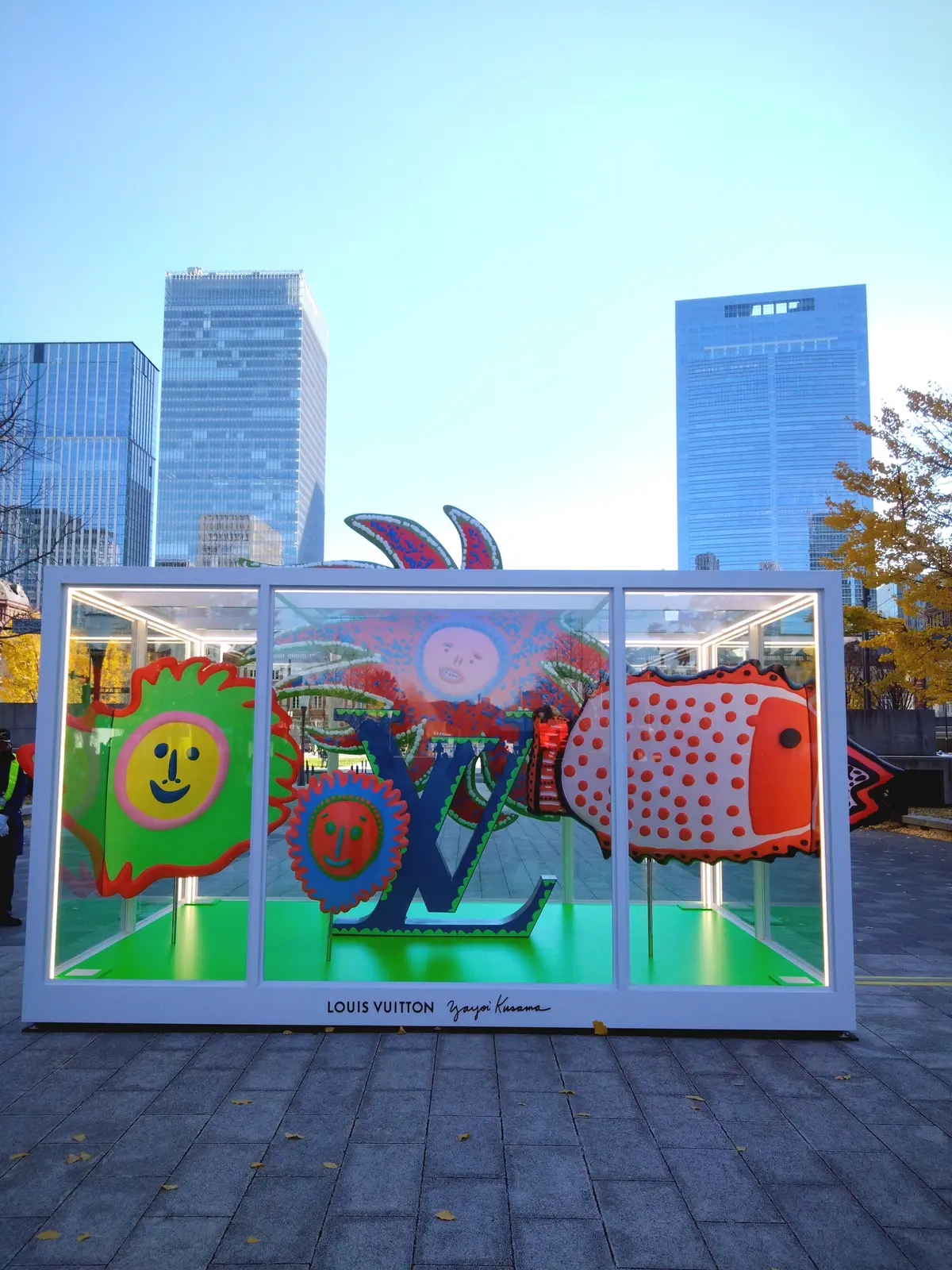 丸の内、行幸通り、ルイ・ヴィトン、草間彌生、インスタレーション、東京駅