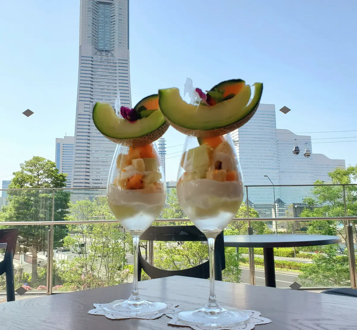 みなとみらいの景色に凛々しいメロンパフェが映えてました！