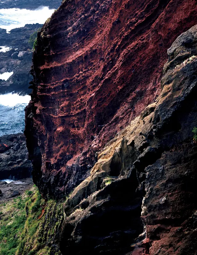知夫里島の「赤壁」