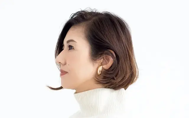 あごラインの長さでもアレンジが効くワンレングスのフェミニンボブ