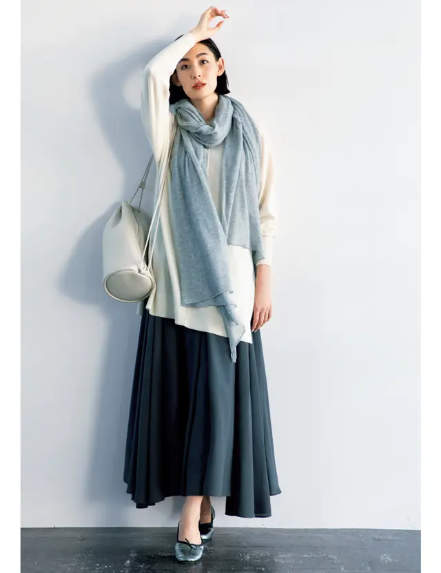 ニットとロングスカートコーデのLIZA