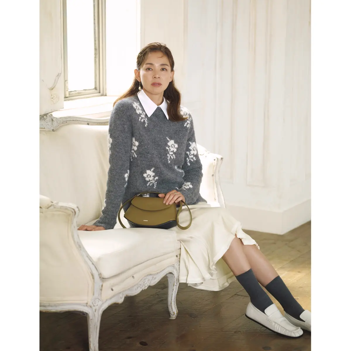白シャツにグレー花柄ニットを重ね、白スカートを合わせたコーディネート　モデル・SHIHO
