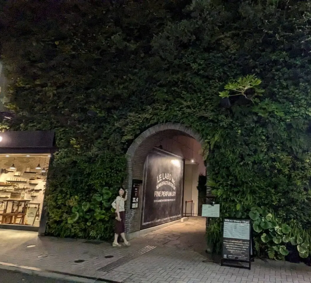 秋色タイトスカートで、南青山の幻想的なバの画像_12