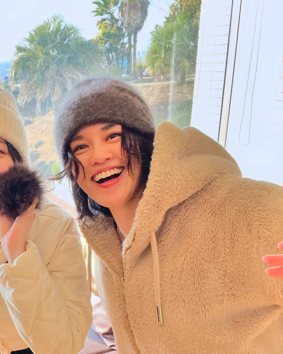 冬のベージュスタイルは、黒で引き締めますの画像_6