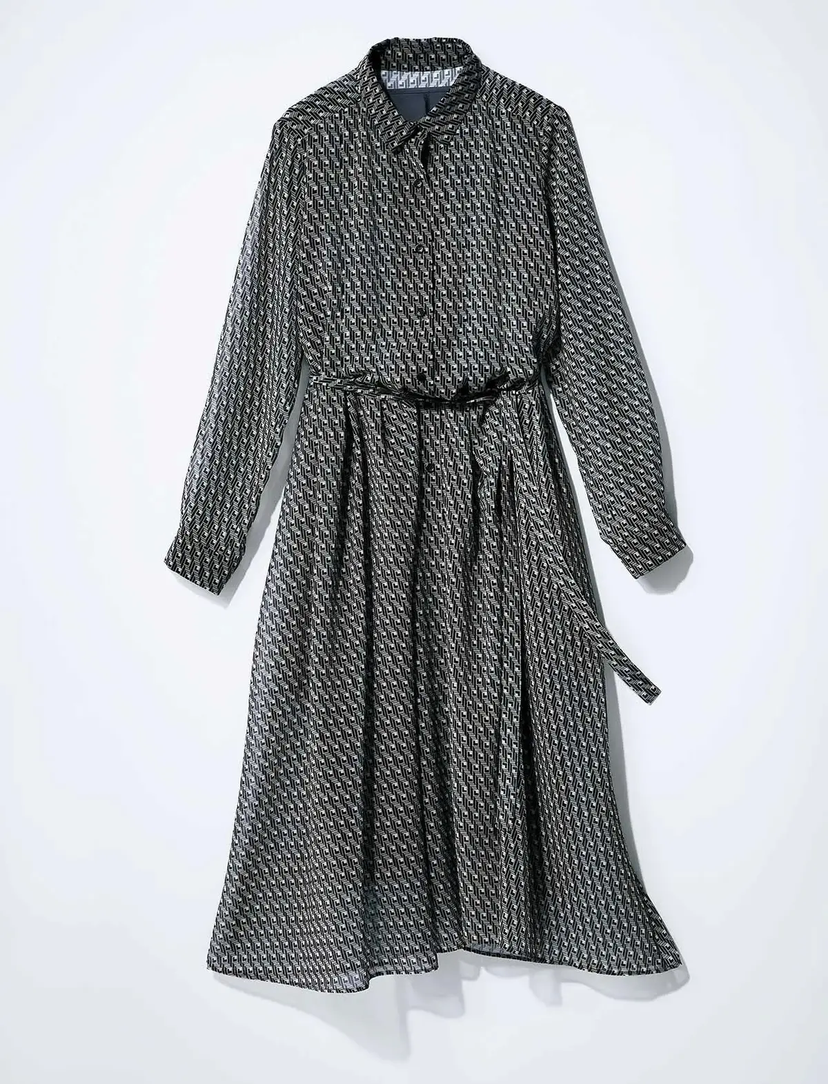 主役になるジオメトリック柄をシアー素材で軽やかにまとう