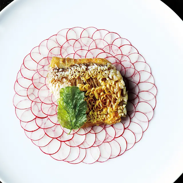 「石 川県能登産 甘鯛の鱗焼き ラディッシュパプリカと海老のサルサ」￥ 8,400。