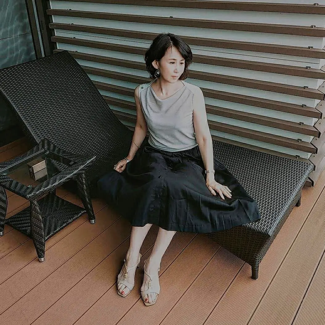 光沢感のある生地をたっぷりと使ったスカート