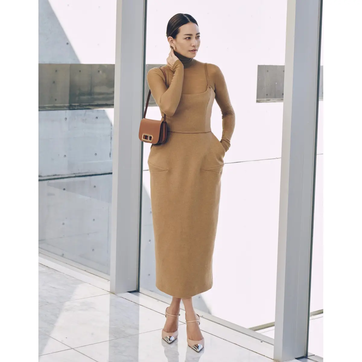 キャメルのシアーニットとキャミワンピースのレイヤードコーデ　モデル・RINA