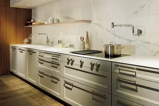 ジーマティックの「クラシック」のキッチンの扉は美しいグレージュ。框扉をモダンに仕上げるのも最近のトレンド