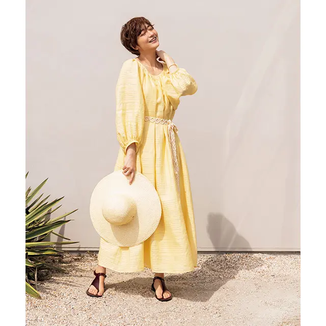 明るくヘルシーなドレスで 初夏の日射しと戯れるように 軽やかなエレガンスをまとう