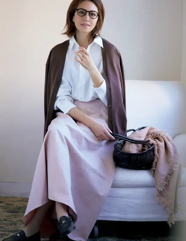 かわいげピンクを照れずに着るなら、トラッド合わせが正解