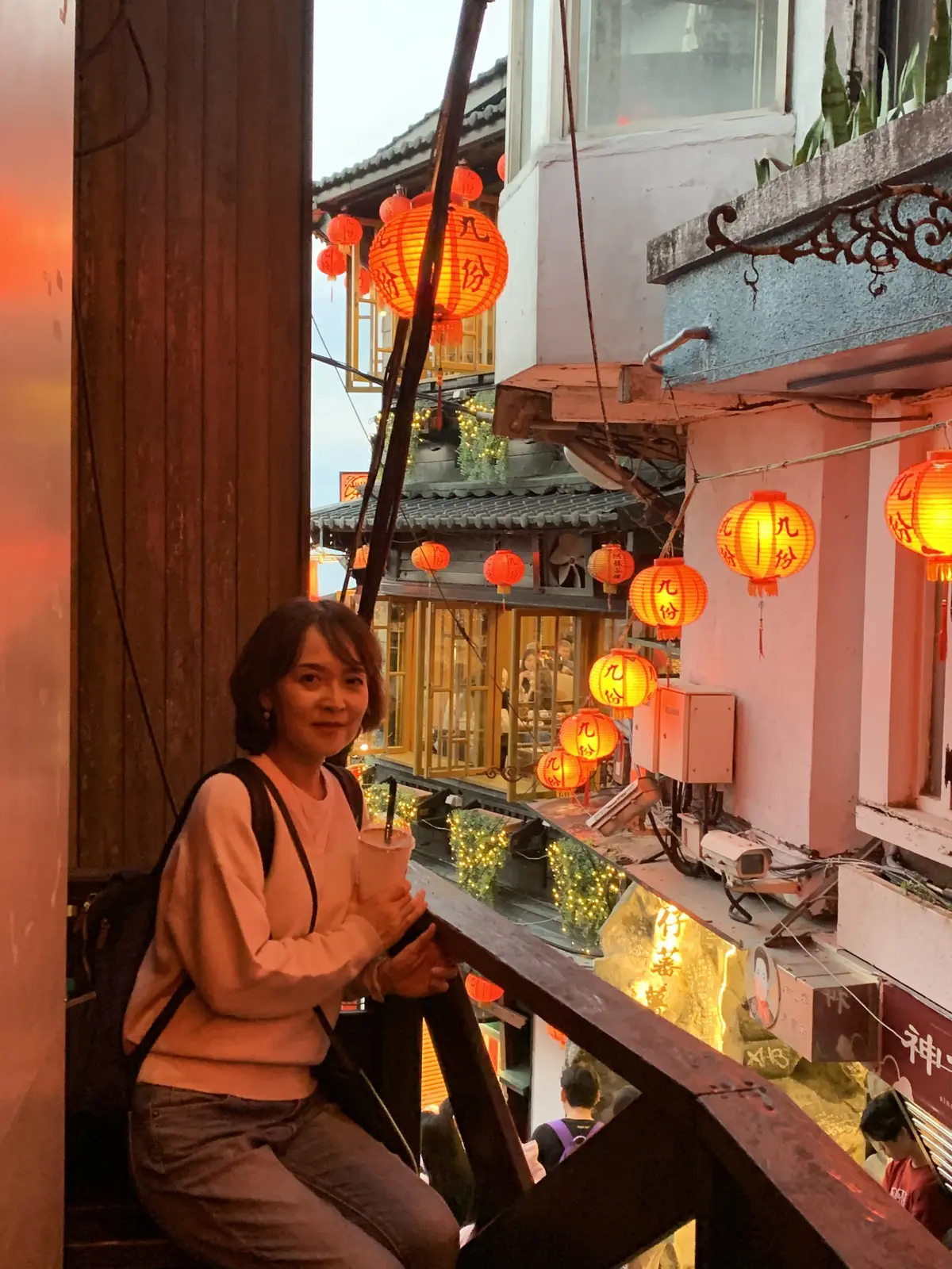 九份の町並みと椅子に座る女性