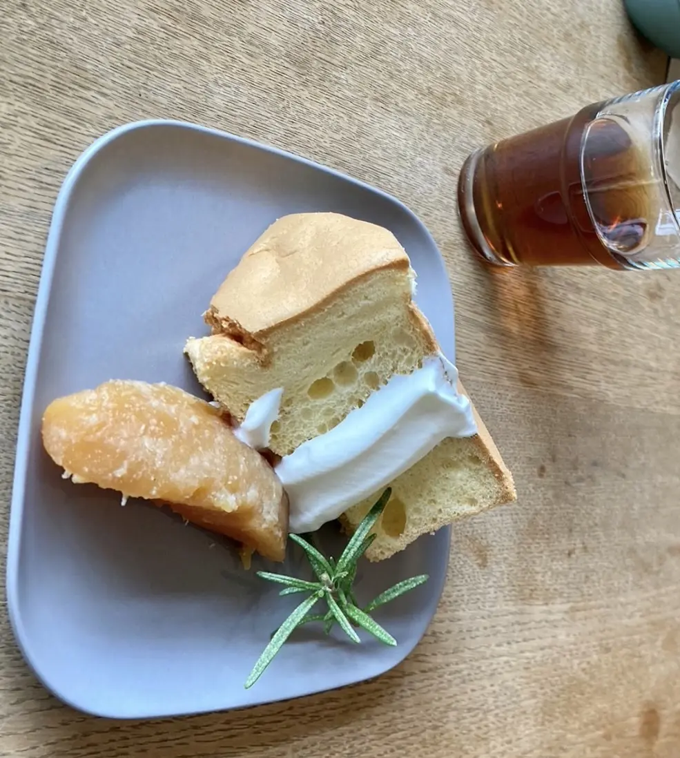 シフォンケーキにいちごやりんごをトッピング。コーヒー、紅茶もどうぞ。