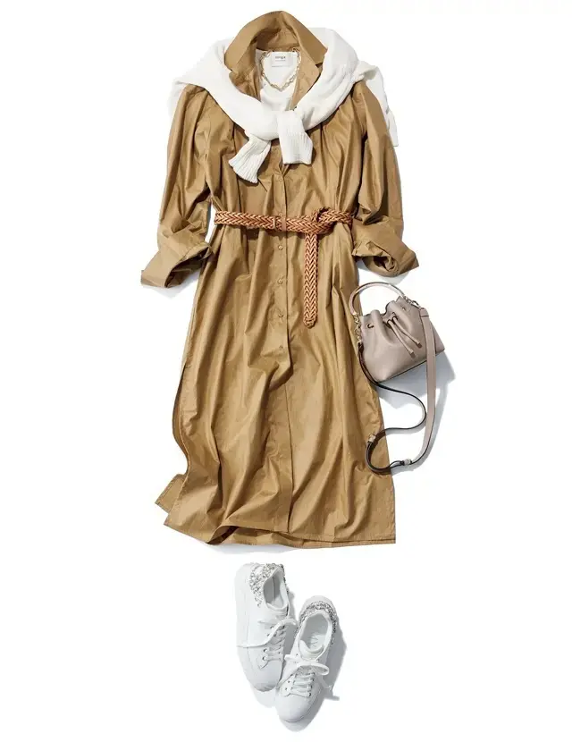 ワンピースと同色のメッシュベルトで上級カジュアルな装いに