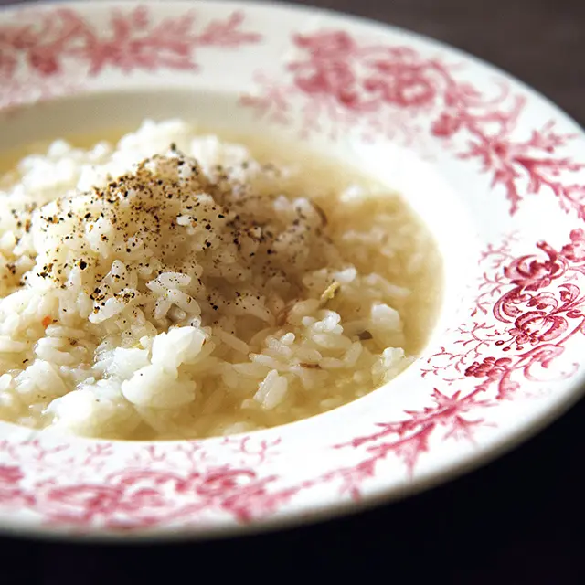 スープとごはんを温め、塩、こしょうで調味してリゾット風に。パルメザンチーズやオリーブオイルをかけても