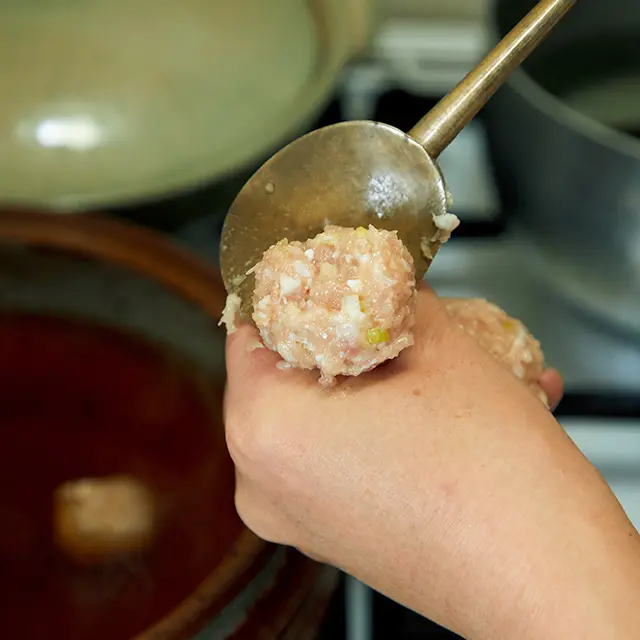 つくねは手で握って丸くする