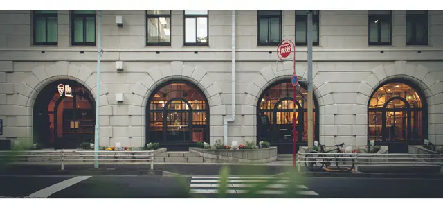 レトロな雰囲気が漂う外から見た店内の様子