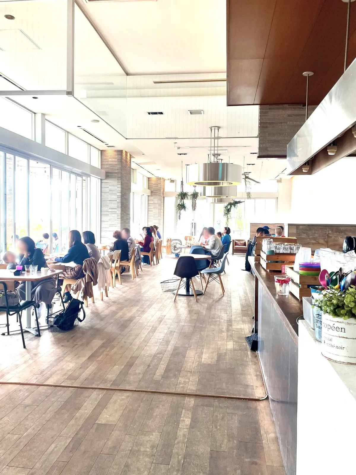 カフェ。Southern beach Cafe。サザンビーチカフェ。店内。広い。広々。気持ちのいい店内。解放感。窓側の席。茅ヶ崎。サザンビーチ。